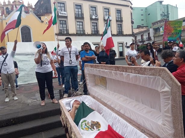 ´Sepultan´ a la justicia en Xalapa durante protesta contra reforma judicial