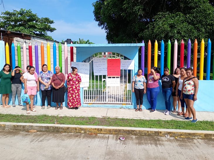 Padres de familia protestan en Misantla; reclaman falta de maestro e intendentes en jardín de niños 