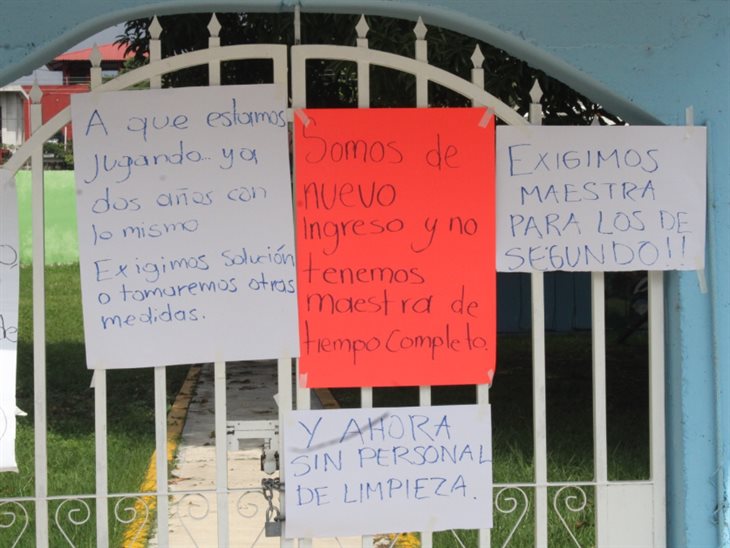 Padres de familia protestan en Misantla; reclaman falta de maestro e intendentes en jardín de niños 