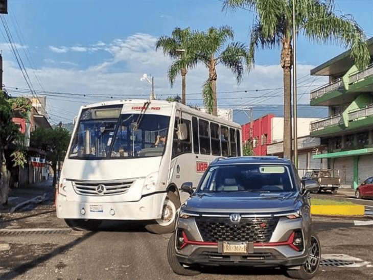 Se registra accidente entre autobús y auto en Orizaba: ¿qué pasó?