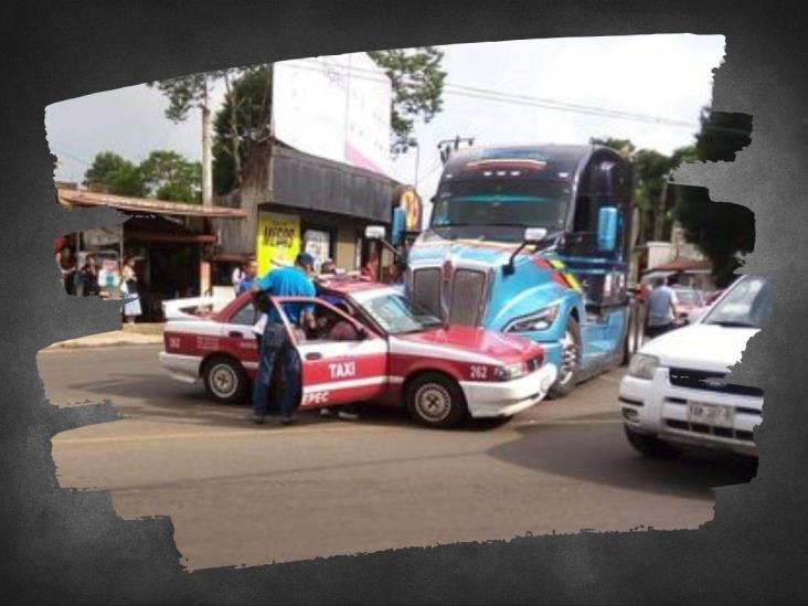 Tráiler y taxi chocan en la glorieta de Coatepec