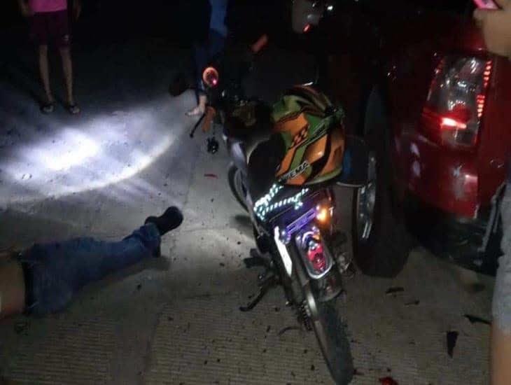 Motociclista choca contra camioneta en fraccionamiento de Veracruz y termina hospitalizado