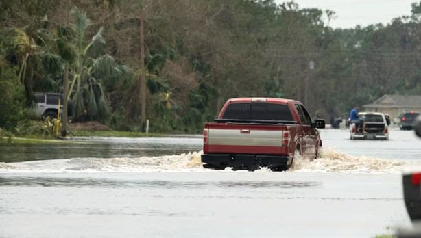 ¿Cómo pasar una inundación en auto?