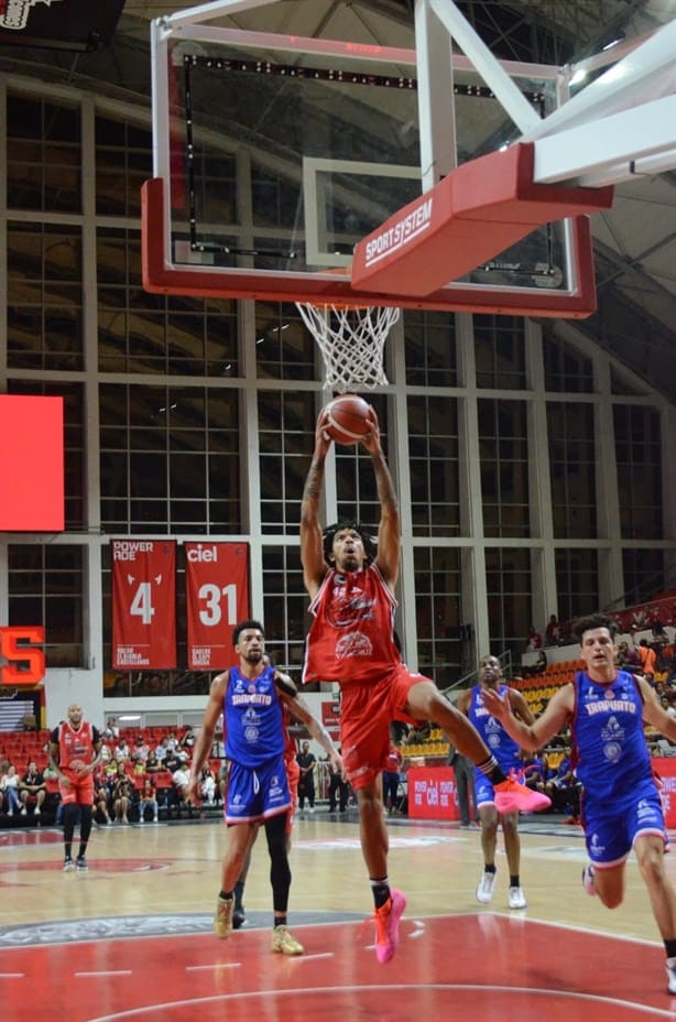 Vuelan Halcones Rojos en casa sobre Freseros