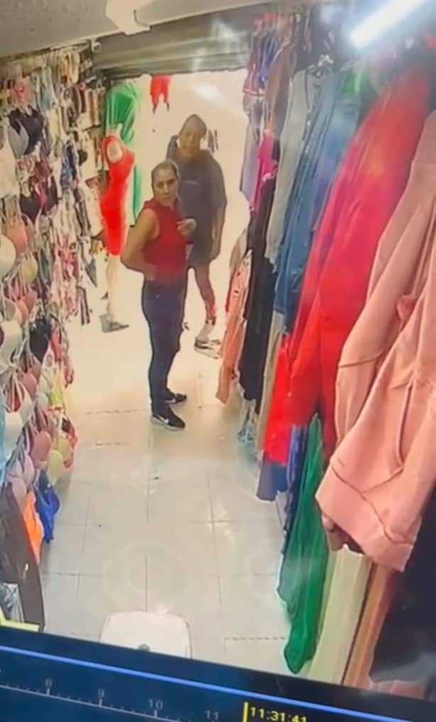 ¡Atento! Queman en redes a pareja de farderos robando en tienda de Xalapa