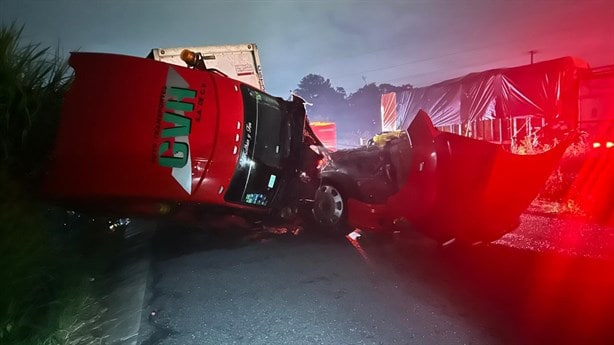 Tráileres ´se dan un llegue´ sobre la autopista Puebla-Córdoba