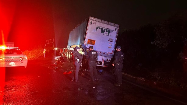 Tráileres ´se dan un llegue´ sobre la autopista Puebla-Córdoba