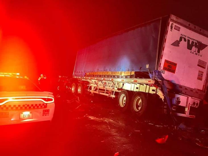 Tráileres ´se dan un llegue´ sobre la autopista Puebla-Córdoba