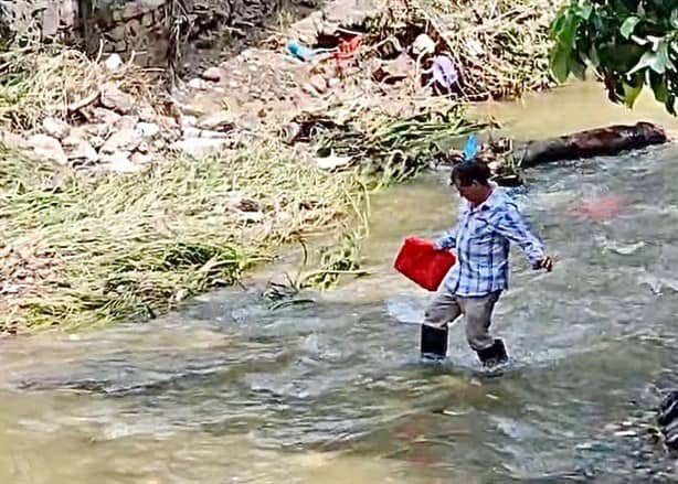 Por lluvias, cae puente en Poza Rica; familias se arriesgan atravesando el arroyo