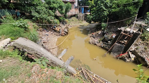 Por lluvias, cae puente en Poza Rica; familias se arriesgan atravesando el arroyo