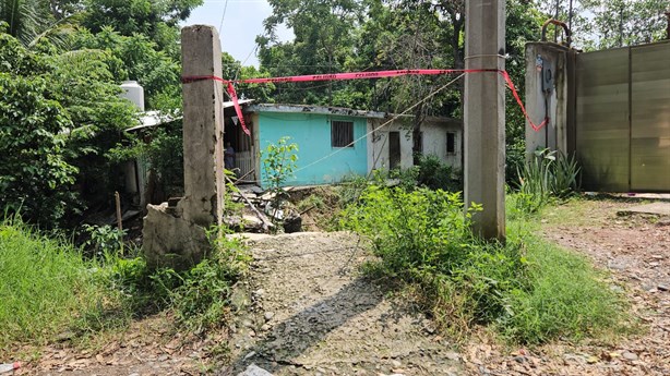 Por lluvias, cae puente en Poza Rica; familias se arriesgan atravesando el arroyo