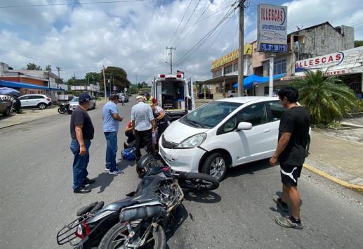 Motociclista resulta lesionado tras chocar contra vehículo en el centro de Fortín
