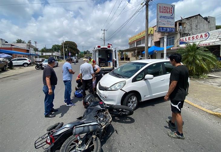 Motociclista resulta lesionado tras chocar contra vehículo en el centro de Fortín