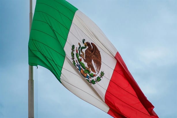 ¡No la perdonan! Redes estallan contra Gomita por arrastrar la bandera de México