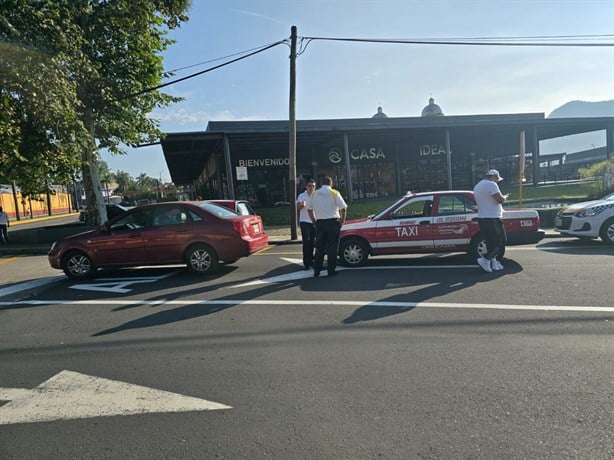 Se registran dos accidentes simultáneos en Orizaba, sólo hay daños materiales