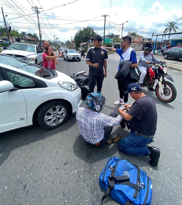 Motociclista resulta lesionado tras chocar contra vehículo en el centro de Fortín