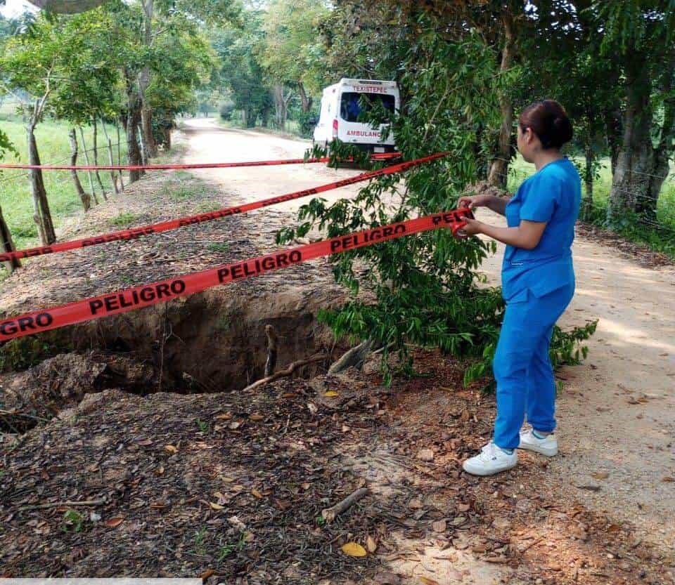 Reparan socavón sobre el camino Texistepec-Loma Central 