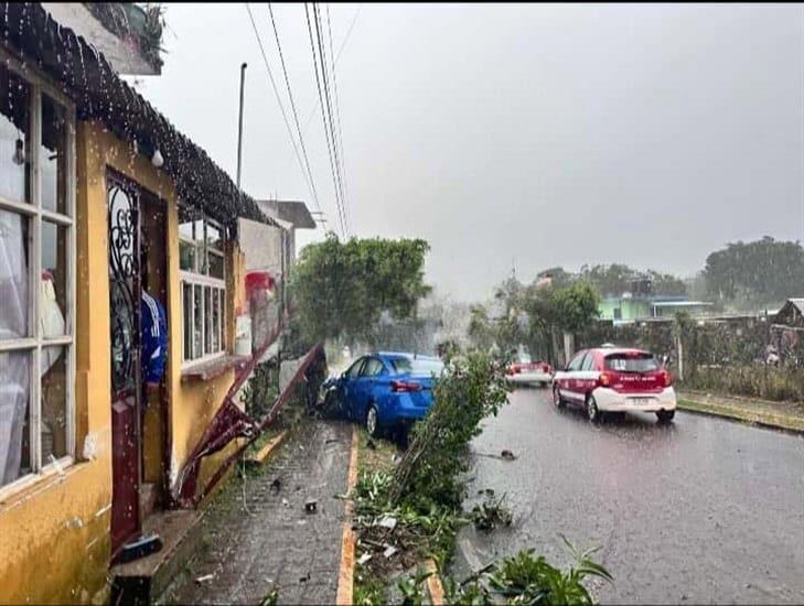 Auto pierde el control y se impacta contra un árbol en Naolinco 