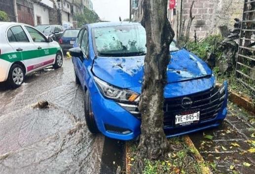 Auto pierde el control y se impacta contra un árbol en Naolinco 