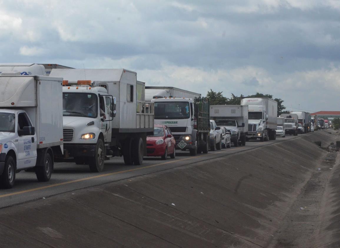 Largas filas entre los límites de Veracruz y Tabasco por puesto de revisión de la Guardia Nacional