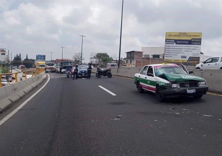 ¡No alcanzó a frenar! Caos vial por choque en el Puente Bicentenario de Xalapa