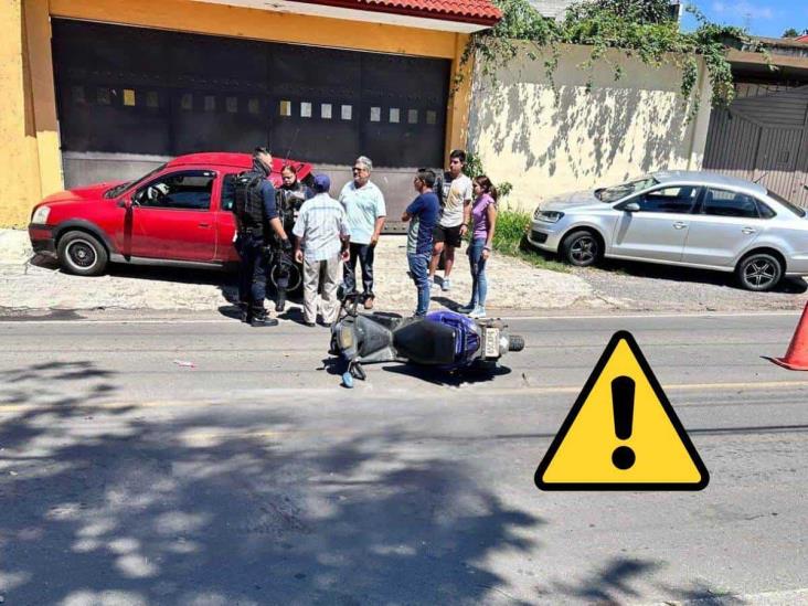 Imprudentes conductores provocan choque en calles de Naolinco