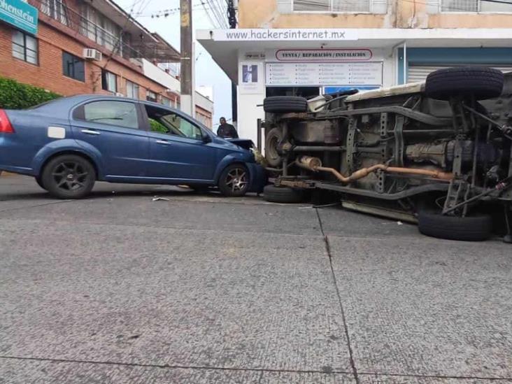 Choque y volcadura en colonia Centro de Córdoba deja una persona herida