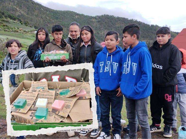 Estudiantes de Telesecundaria elaboran jabones artesanales para obtener recursos