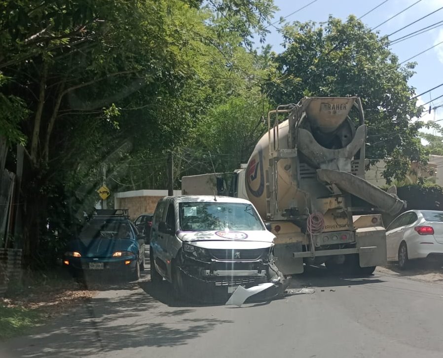 Camión revolvedora y camioneta colisionan en Playa de Vaca, Veracruz