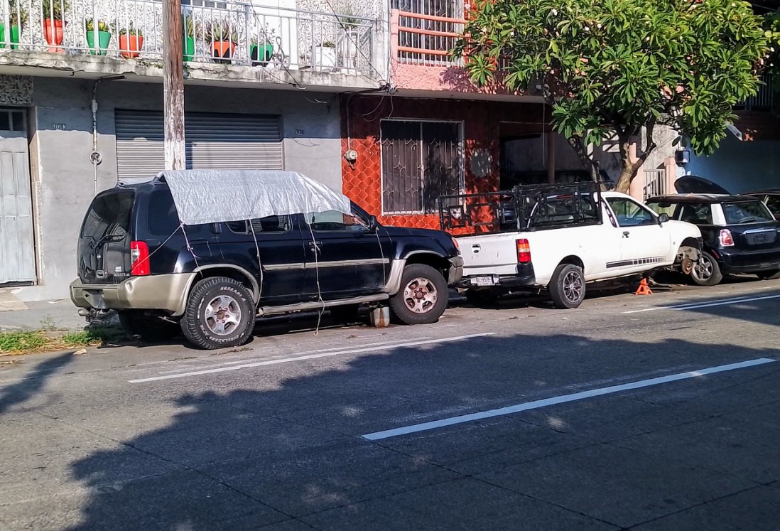 Vecinos del centro de Veracruz reportan autos maceta que obstruyen la calle