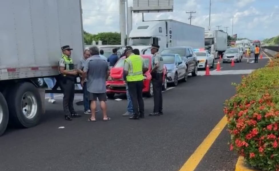 Carambola en autopista Cardel-Veracruz deja cuantiosos daños materiales