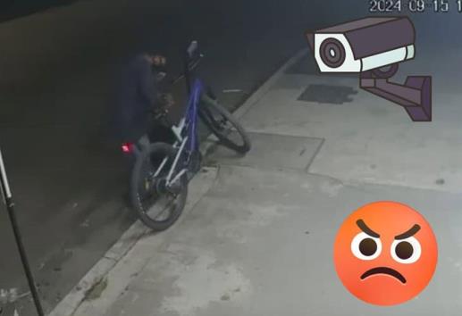 Cámaras captan robo de bicicleta en la Colonia Margarita Maza de Xalapa