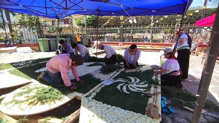 En Orizaba, artesanos preparan los arcos florales en honor a San Miguel Arcángel