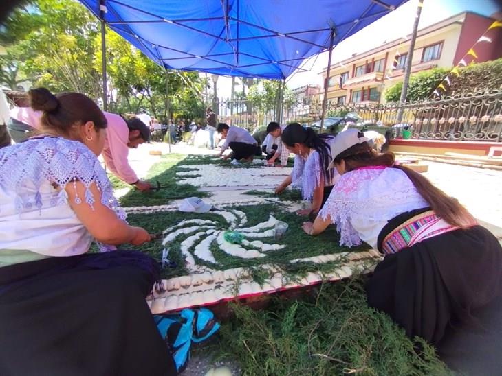 En Orizaba, artesanos preparan los arcos florales en honor a San Miguel Arcángel