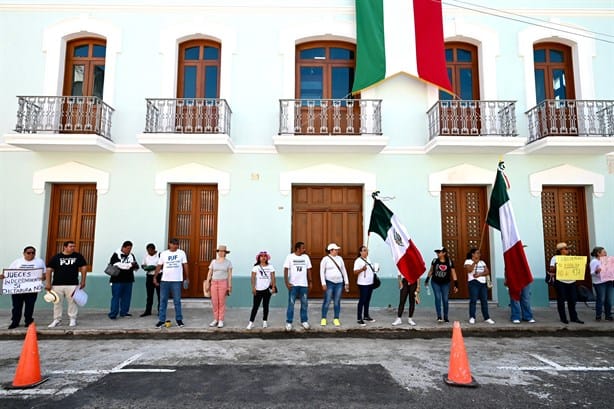 Trabajadores del Poder Judicial se manifestaron afuera del Museo Benito Juárez de ciudad de Veracruz | VIDEO