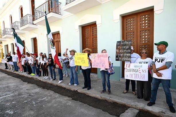 Trabajadores del Poder Judicial se manifestaron afuera del Museo Benito Juárez de ciudad de Veracruz | VIDEO