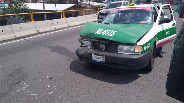 ¡No alcanzó a frenar! Caos vial por choque en el Puente Bicentenario de Xalapa