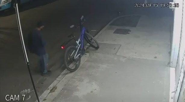 Cámaras captan robo de bicicleta en la Colonia Margarita Maza de Xalapa