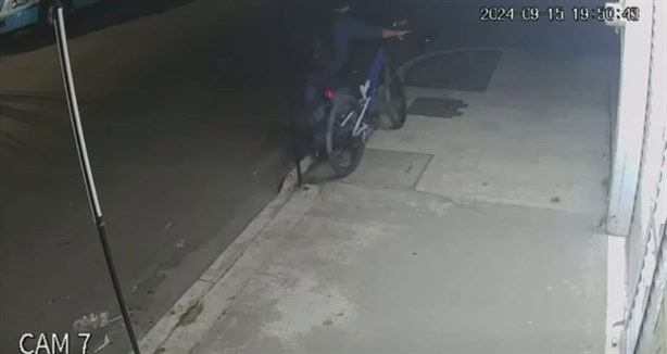 Cámaras captan robo de bicicleta en la Colonia Margarita Maza de Xalapa