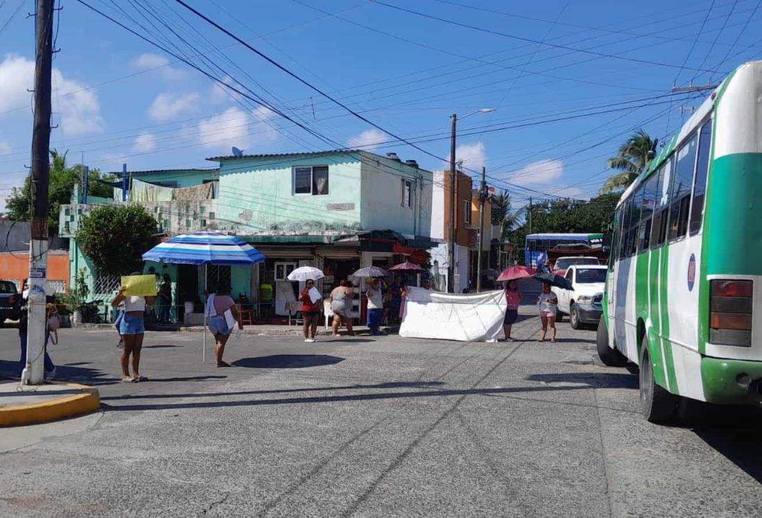 Bloquean calles de la colonia Ricardo Flores Magón en Boca del Río por falta de luz | VIDEO