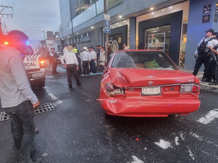 Se registra choque entre autobús y auto en la calle Sur 11 de Orizaba