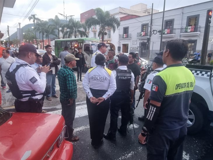 Se registra choque entre autobús y auto en la calle Sur 11 de Orizaba