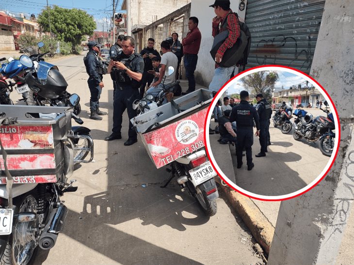 Moto repartidor es impactado por un auto en la colonia Portón Colorado en Xalapa