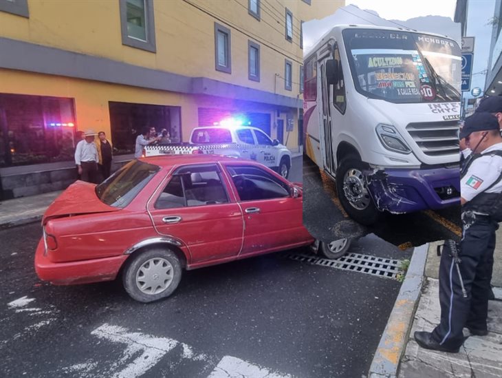 Se registra choque entre autobús y auto en la calle Sur 11 de Orizaba