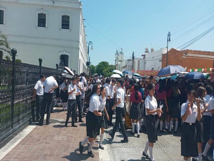 Alumnos y maestros de Veracruz evacuan escuela en simulacro de sismo