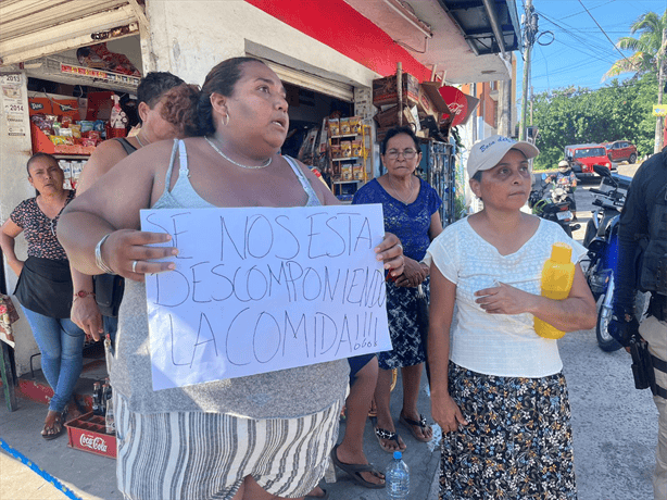 Vecinos de la colonia Flores Magón bloquean calles por fallas constantes en suministro eléctrico en Veracruz