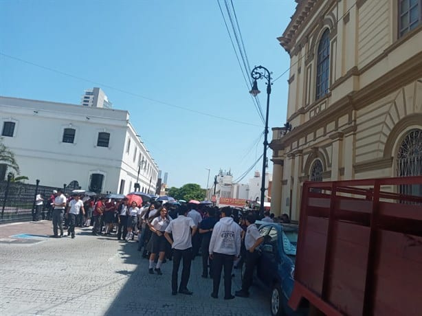 Alumnos y maestros de Veracruz evacuan escuela en simulacro de sismo