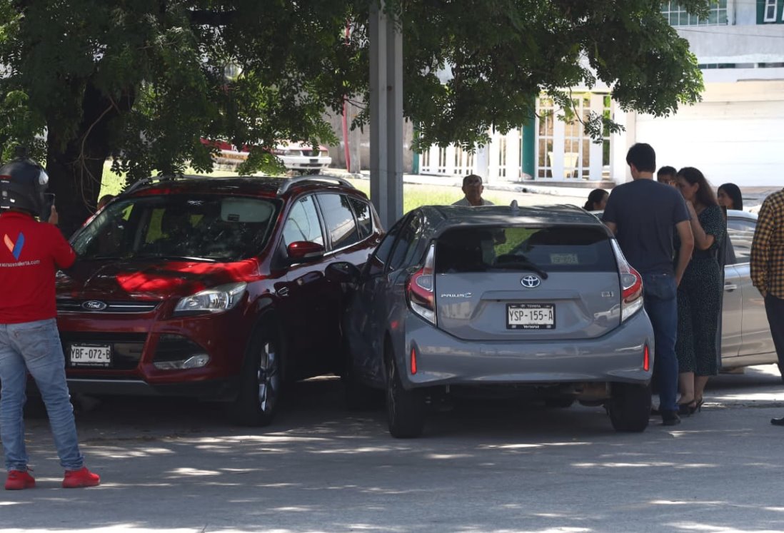 Carambola en fraccionamiento Virginia deja daños materiales en cuatro vehículos en Veracruz