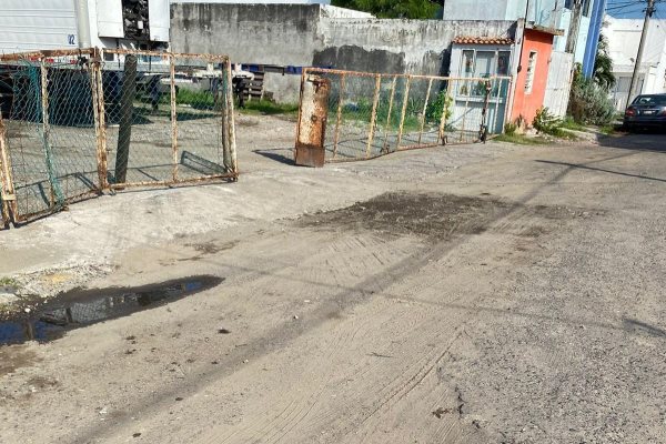 Vecinos de Playa Linda denuncian calle afectadas por tráileres y baches
