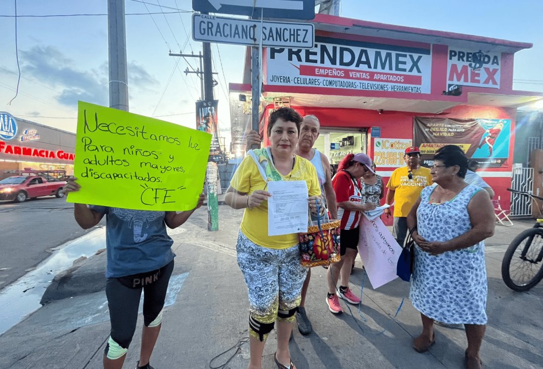 Vecinos de la colonia Carranza se manifiestan por apagones constantes y piden solución a la CFE | VIDEO